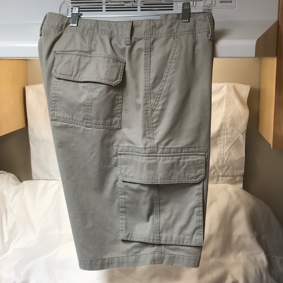 WEATHERPROOF.  38.  Men’s cargo shorts. - Picture 2 of 8